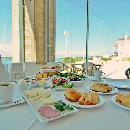 Otel Cunda Kivrak 2*